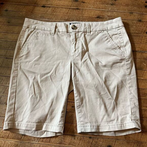 American Eagle tan khaki Bermuda 8 minimalist shorts - Picture 1 of 3